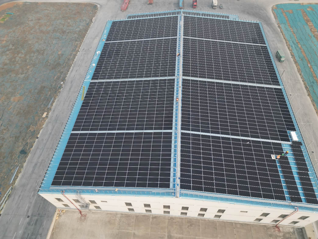 AIKO ustanawia nowy rekord z wydajno?ci? modu?ów komercyjnych na poziomie 24,8%, zajmuj?c pierwsze miejsce w rankingu najlepszych modu?ów s?onecznych TaiyangNews po raz 34. z rz?du